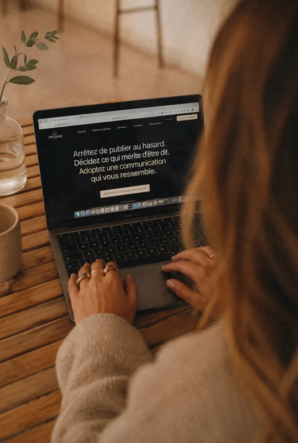 Lindsay Jenart au travail sur son ordinateur portable